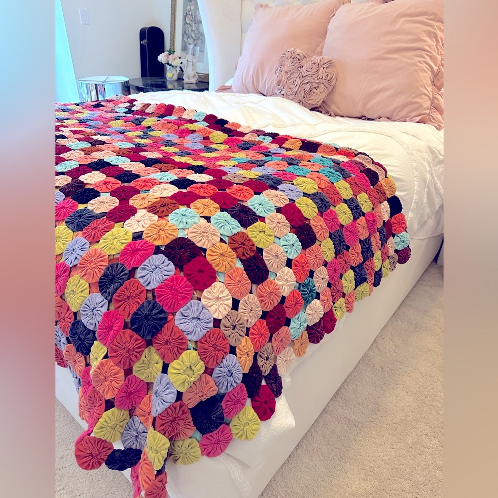 Stunning vintage, Yo-yo Quilt